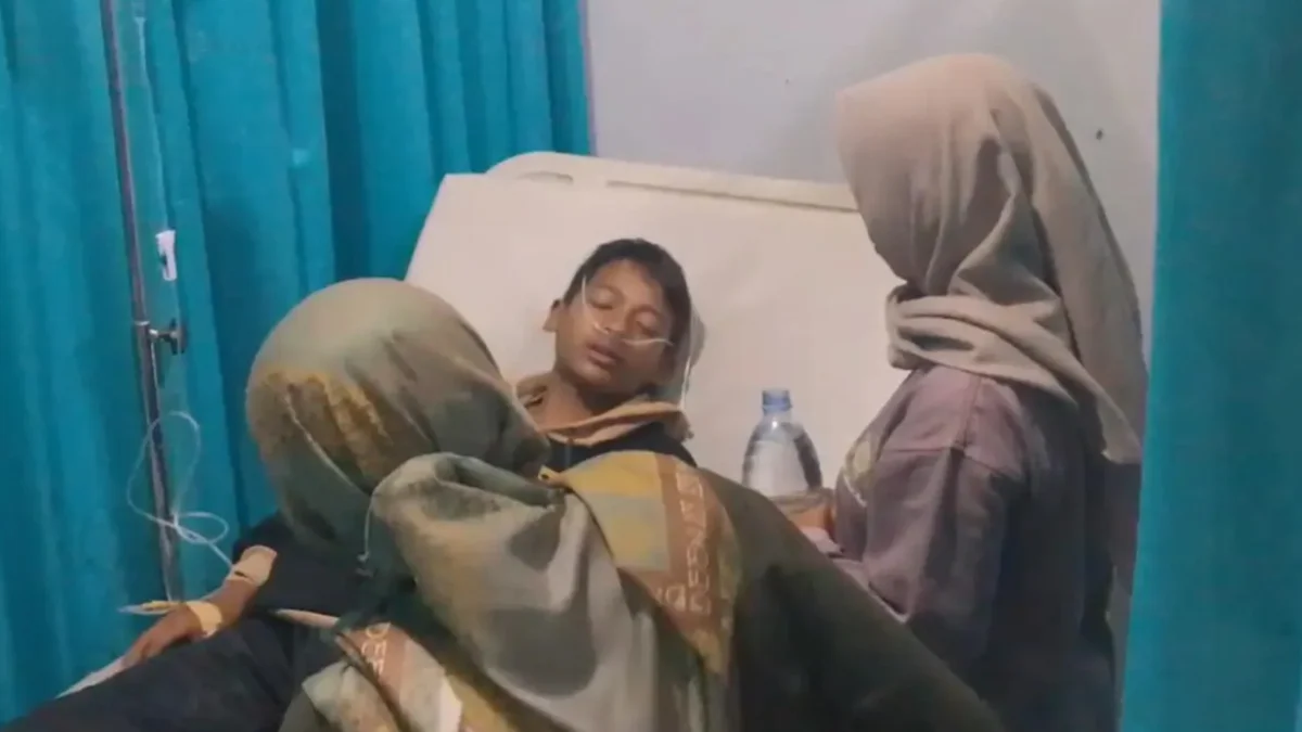Seorang pelajar di Tasikmalaya menjalani perawatan medis akibat keracunan usai makan usia mengonsumsi makanan bergizi gratis/Foto:Istimewa/