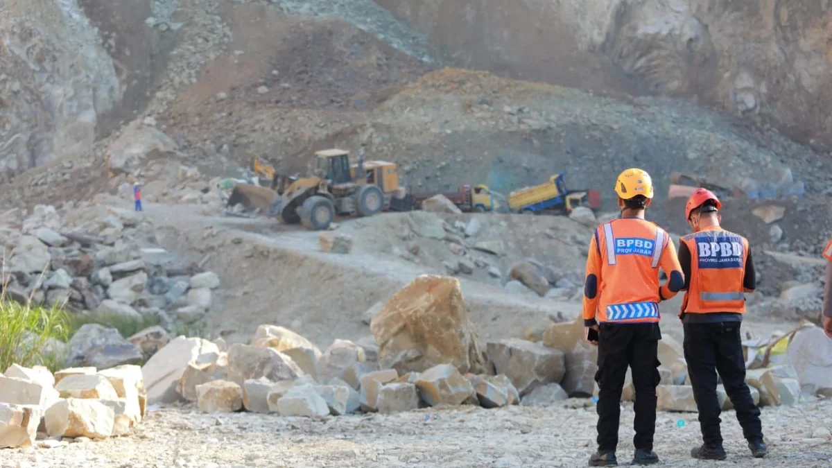 Pemprov Jabar Beri Dukungan Sosial dan Logistik untuk Korban Longsor Tambang Gunung Kuda Pemprov Jabar Beri Dukungan Sosial dan Logistik untuk Korban Longsor Tambang Gunung Kuda