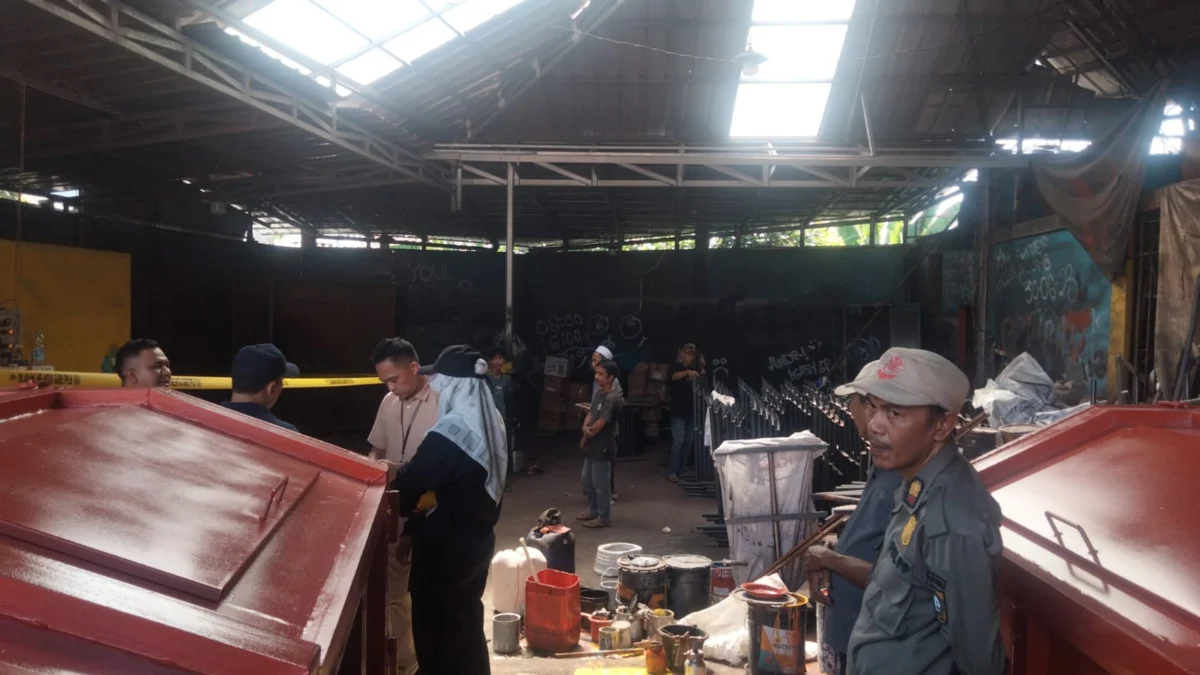 DLH Segel Perusahaan Bak Sampah di Citeureup, Diduga Cemari Aliran Sungai DLH Segel Perusahaan Bak Sampah di Citeureup, Diduga Cemari Aliran Sungai