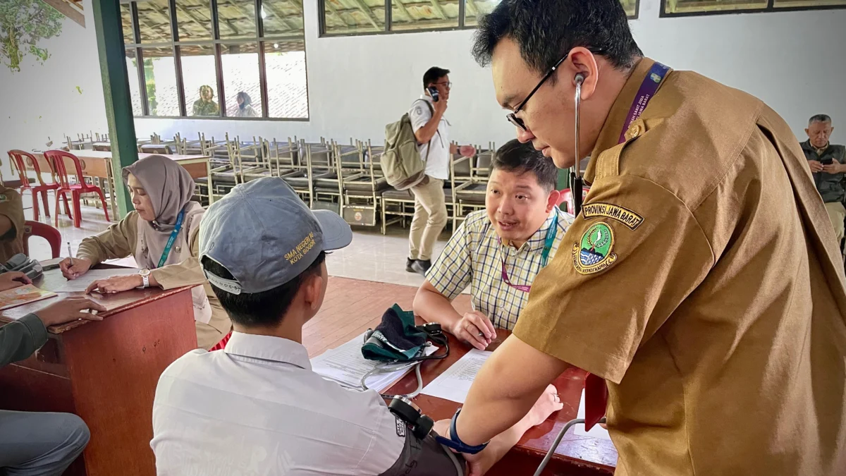 Siswa Nakal Masuk Barak, Dedi Mulyadi Tantang Pengkritik: Datang dan Lihat Sendiri! Siswa SMA/SMK saat menjalani tes kesehatan di Dodik Bela Negara Rindam III Siliwangi, Lembang, Bandung Barat. Senin (5/5). Dok Jabar Ekspres/Suwitno