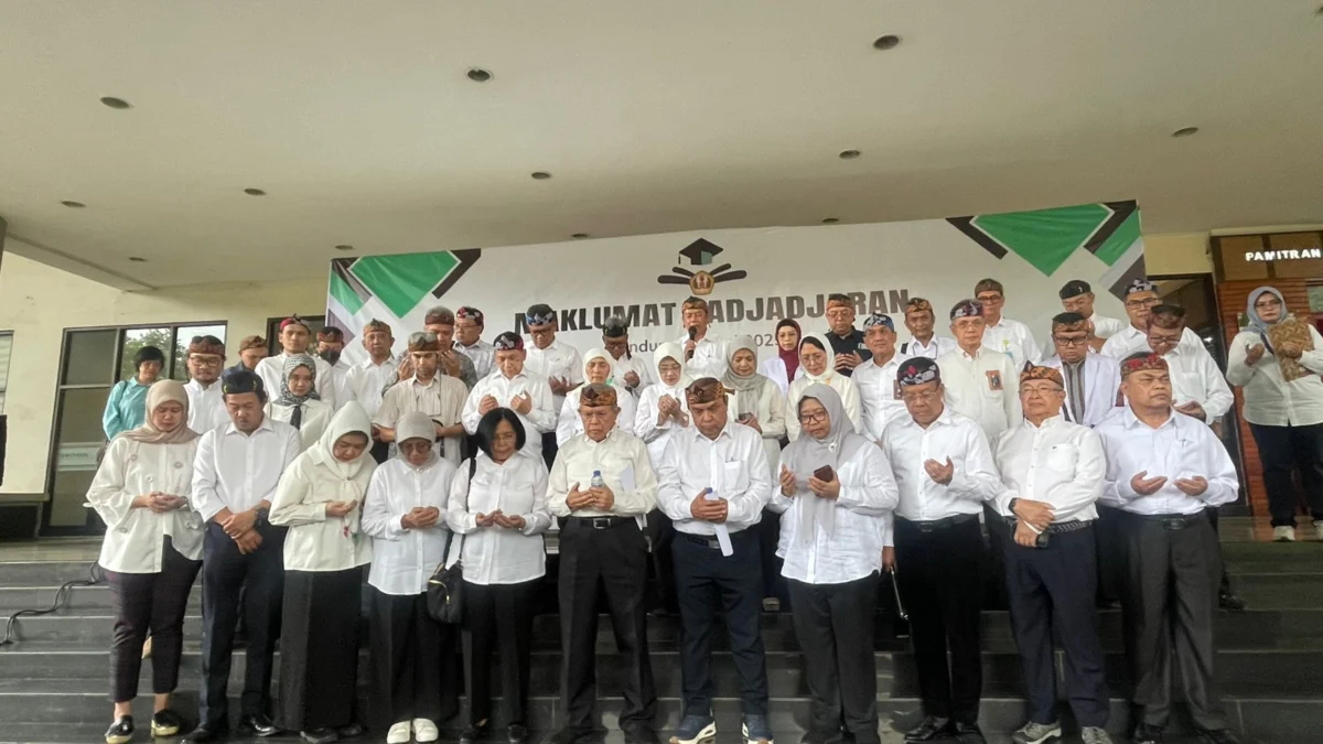 Guru Besar dan akademisi Fakultas Kedokteran (FK) Universitas Padjadjaran (Unpad) saat membacakan Maklumat Padjadjaran di Gedung Koeswadji Universitas Padjadjaran, pada Senin (19/5).