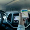 Ilustrasi penumpang taksi online tengah memperhatikan Google Maps. (Dok. Pixabay)
