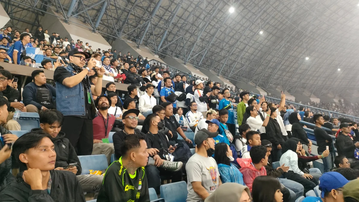 Dok. Antusiasme Bobotoh saat menyaksikan Persib mendapatkan gelar juara di liga 1 musim 2024/2025 di Stadion GBLA, Kota Bandung. Sabtu (24/5). Foto. Sandi Nugraha.