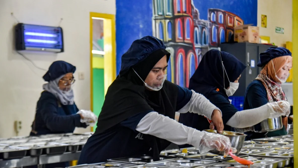 Petugas menyiapkan makanan untuk program Makanan Bergizi Gratis (MBG) di Satuan Pelayanan Pemenuhan Gizi (SPPG) di Pondok Pesantren Al Kasyaf, Cileunyi, Kabupaten Bandung, Senin (19/5). Foto: Dimas Rachmatsyah / Jabar Ekspres