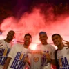 Pemain Persib David Da Silva (kiri) Tyronne Del Pino (kedua kiri) Gustavo Franca (tengah) Ciro Alves (kanan) mengangkat replika trofi di Graha Persib, Jalan Sulanjana, Kota Bandung, Senin (5/5). Foto: Dimas Rachmatsyah / Jabar Ekspres