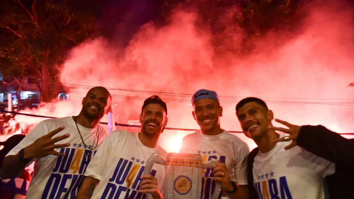 Pemain Persib David Da Silva (kiri) Tyronne Del Pino (kedua kiri) Gustavo Franca (tengah) Ciro Alves (kanan) mengangkat replika trofi di Graha Persib, Jalan Sulanjana, Kota Bandung, Senin (5/5). Foto: Dimas Rachmatsyah / Jabar Ekspres