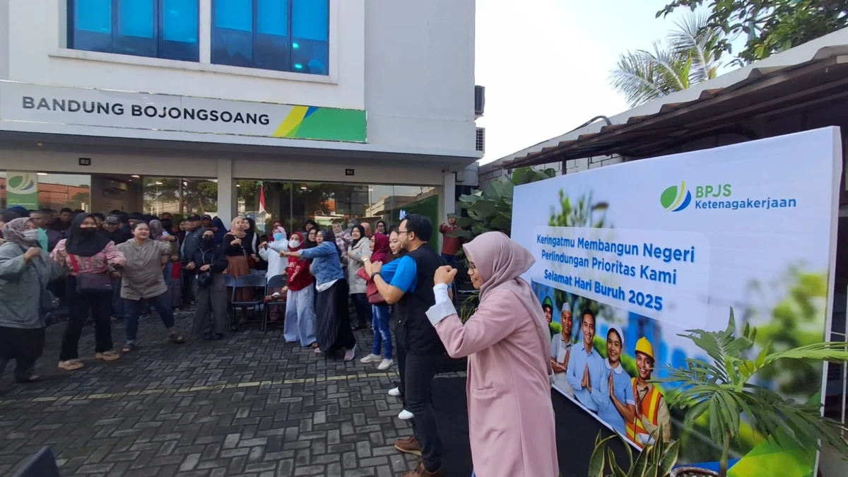 BPJS Ketenagakerjaan Cabang Bandung Bojongsoang saat merayakan Hari Buruh Internasional 2025, Jumat (2/5/2025).