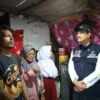 CEK LAPANGAN: Menteri Sosial Saifullah Yusuf mengunjungi rumah Hefi, calon siswa Sekolah Rakyat di Kabupaten Bandung, Kamis (29/5/2025). Didampingi Wakil Bupati Kabupaten Bandung, Ali Syakieb, Gus Ipul menegaskan orang tua siswa akan diberi program pemberdayaan. (BIRO HUMAS MENTERI SOSIAL)