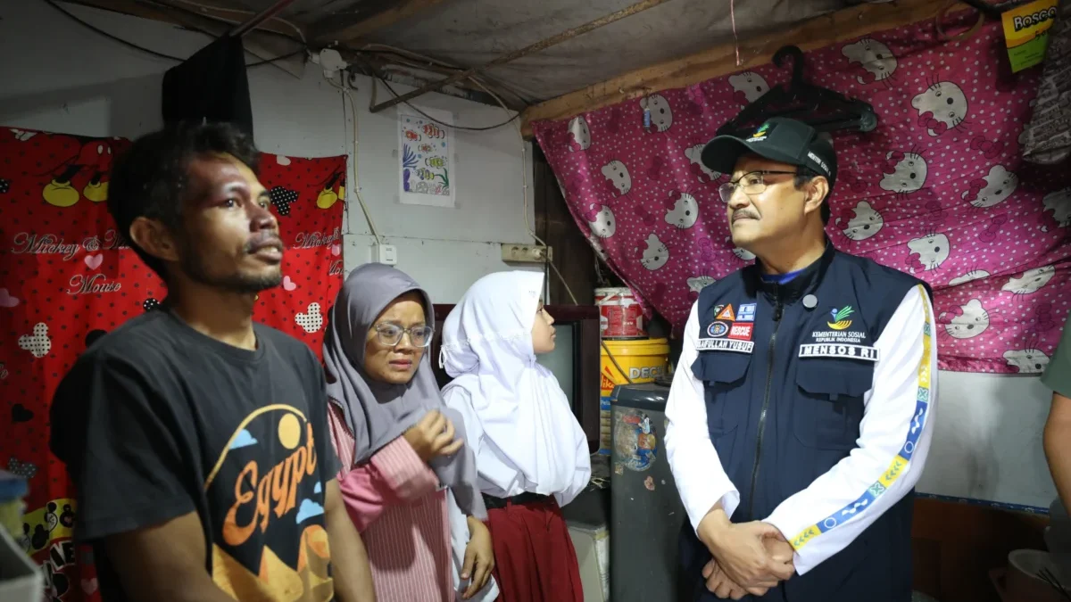 CEK LAPANGAN: Menteri Sosial Saifullah Yusuf mengunjungi rumah Hefi, calon siswa Sekolah Rakyat di Kabupaten Bandung, Kamis (29/5/2025). Didampingi Wakil Bupati Kabupaten Bandung, Ali Syakieb, Gus Ipul menegaskan orang tua siswa akan diberi program pemberdayaan. (BIRO HUMAS MENTERI SOSIAL)