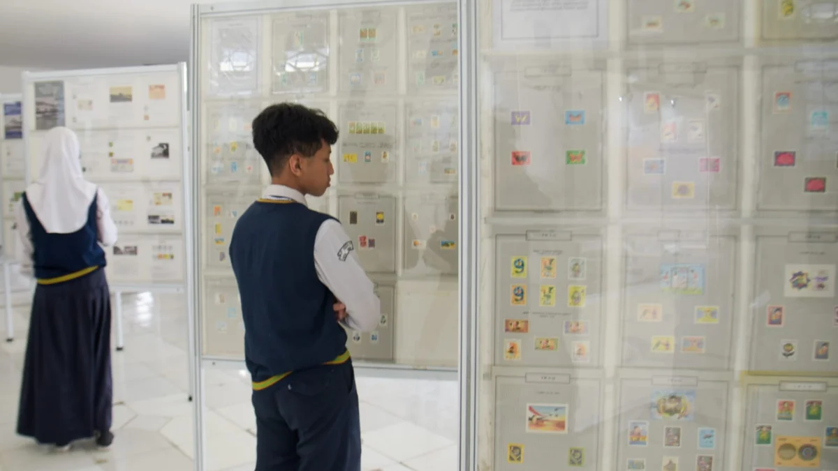 Jejak Selembar Prangko: Warisan Kecil dari Peringatan Besar Pelajar SMP melihat prangko negara-negara peserta Konferensi Asia Afrika (KAA) 1955 pada pameran filateli 70 Tahun Konferensi Asia Afrika di Kantor Pos, Kota Bandung, beberapa waktu lalu. Foto: Dimas Rachmatsyah / Jabar Ekspres