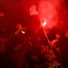 Warga nonton bareng pertandingan terakhir Liga 1 antara Persib Bandung melawan Persis Solo di Ralley Cafe, Jalan Maskumambang di Kota Bandung, Sabtu (24/5). Persib Bandung dipastikan menjadi juara liga dalam dua tahun berturut-turut usai Persib menang melawan Persis pada laga akhir dengan skor 3-2. Foto: Dimas Rachmatsyah / Jabar Ekspres