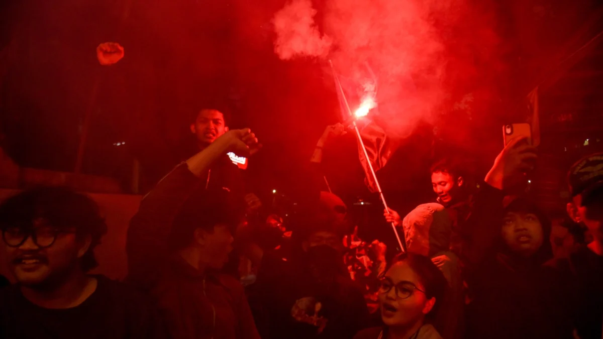 Akhir Musim yang Manis untuk Persib dan Bobotoh Warga nonton bareng pertandingan terakhir Liga 1 antara Persib Bandung melawan Persis Solo di Ralley Cafe, Jalan Maskumambang di Kota Bandung, Sabtu (24/5). Persib Bandung dipastikan menjadi juara liga dalam dua tahun berturut-turut usai Persib menang melawan Persis pada laga akhir dengan skor 3-2. Foto: Dimas Rachmatsyah / Jabar Ekspres
