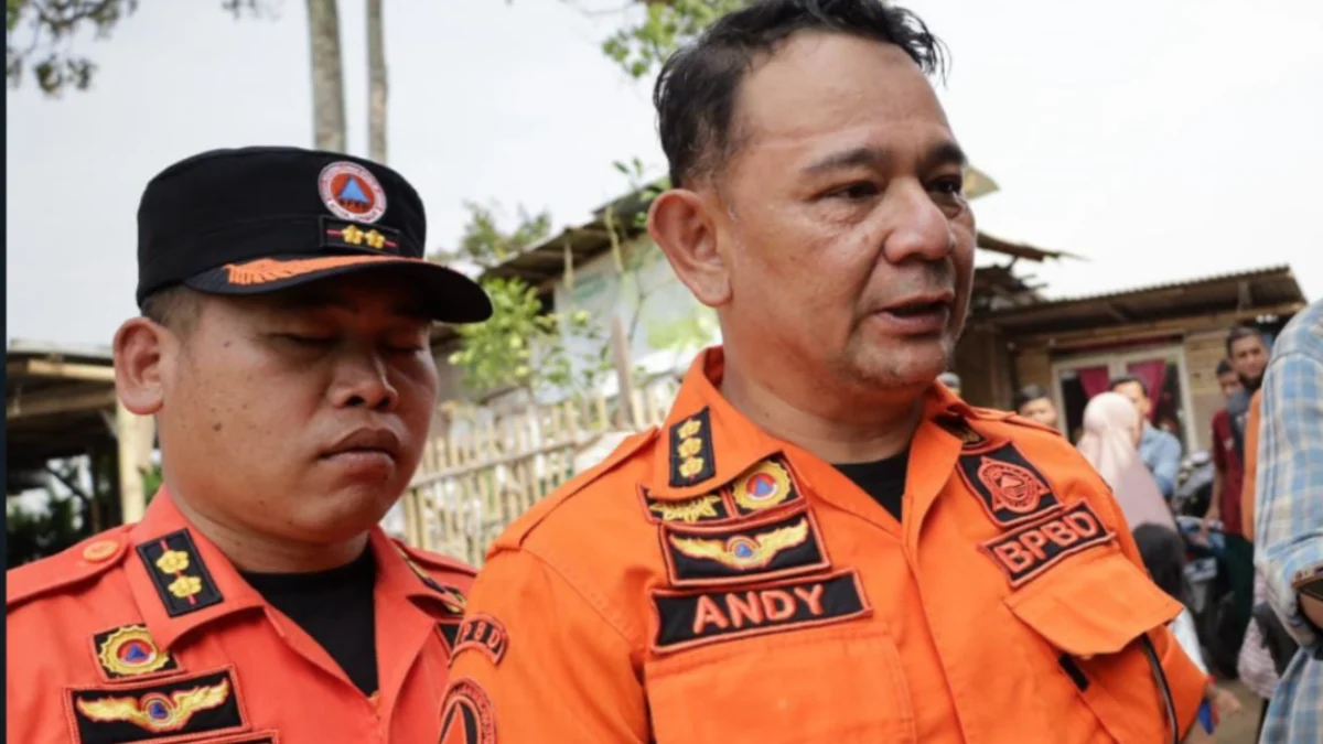 BPBD Cimahi Sebut Pengadaan EWS Kembali Ditunda, Efisiensi Jadi Alasan Pemprov? Kalau BPBD Kota Cimahi, Fitriandy Kurniawan dan Kasi Kedaruratan dan Logistik, Rohmat. (Mong / Jabar Ekspres)