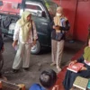 Dinas Kesehatan bersama petugas dari puskesmas setempat saat mengecek produksi gula rafinasi di wilayah Kecamatan Langensari Kota Banjar baru-baru ini. (Cecep Herdi/Jabar Ekspres)