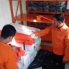 Petugas BPBD Kota Cimahi saat Memeriksa Ketersediaan Logistik. (Mong / Jabar Ekspres)