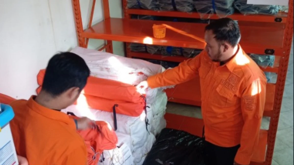 Kesiapan Baru 20 Persen, BPBD Kota Cimahi Masih Jauh dari Ideal! Petugas BPBD Kota Cimahi saat Memeriksa Ketersediaan Logistik. (Mong / Jabar Ekspres)
