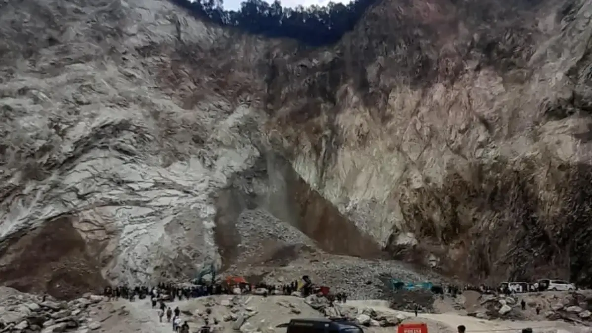 Gunung Kuda Cirebon Longsor Lagi, Dedi Mulyadi Murka: Perusahaan Tutup Selamanya! Gunung Kuda Cirebon longsor/Foto: Khoirul Anwarudin - radarcirebon.id