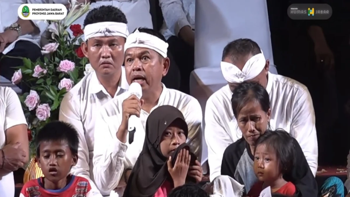 Gubernur Jawa Barat, Dedi Mulyadi marah pada acara "Nganjang ka Warga" pada Rabu (28/5/2025) malam di Sukamandi, Ciasem dipicu ulah suporter Persikas.