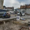 Kendaraan melintas di samping proyek Jembatan Layang Nurtanio yang belum rampung di Jalan Garuda, Kota Bandung, Sabtu (14/6). Foto: Dimas Rachmatsyah / Jabar Ekspres
