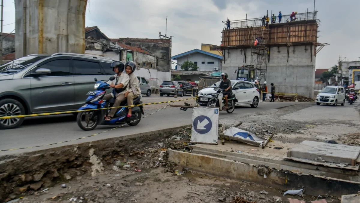 Kendaraan melintas di samping proyek Jembatan Layang Nurtanio yang belum rampung di Jalan Garuda, Kota Bandung, Sabtu (14/6). Foto: Dimas Rachmatsyah / Jabar Ekspres
