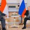 Presiden RI Prabowo Subianto dan Presiden Rusia Vladimir Putin saat pertemuan bilateral, di Istana Konstantinovsky, St Petersburg, Kamis (19/6/2025). (foto/ANTARA)