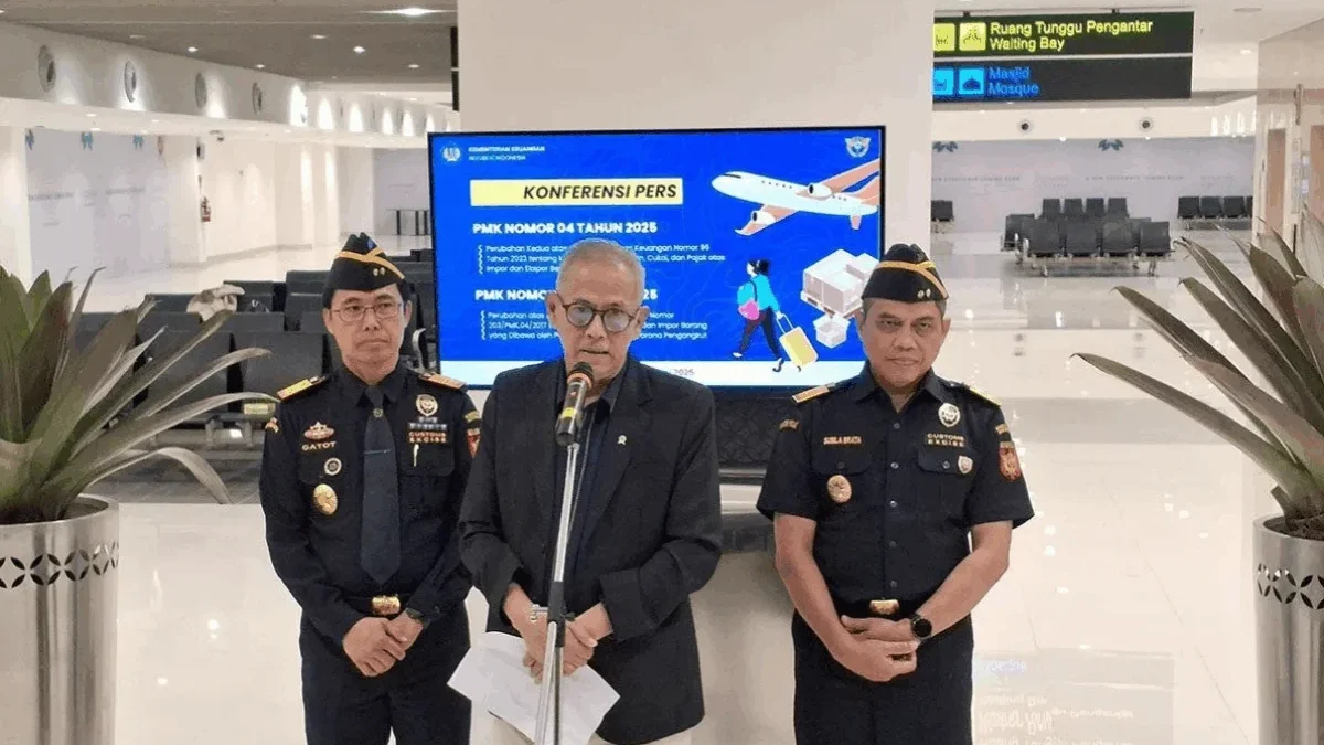 Kemenkeu Bebaskan Pajak dan Bea Masuk 1.800 Barang Jamaah Haji Wakil Menteri Keuangan Anggito Abimanyu (tengah) melakukan konferensi pers setelah meninjau kesiapan Bea Cukai, di Bandara Internasional Soekarno Hatta, Tangerang, Banten, Rabu (11/06/2025). (foto/ANTARA)