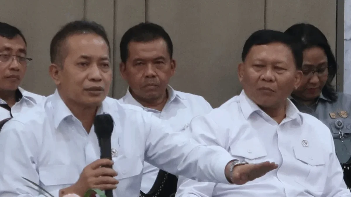 Lawan Rentenir! Kopdes Merah Putih Bantu Masyarakat Desa Tingkatkan Ekonomi Wakil Menteri Koperasi Ferry Juliantono (kiri). foto/ANTARA