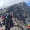Tim SAR gabungan mengevakuasi pendaki asal Brasil JDSP (27) yang terjatuh di Gunung Rinjani. (foto/ANTARA)