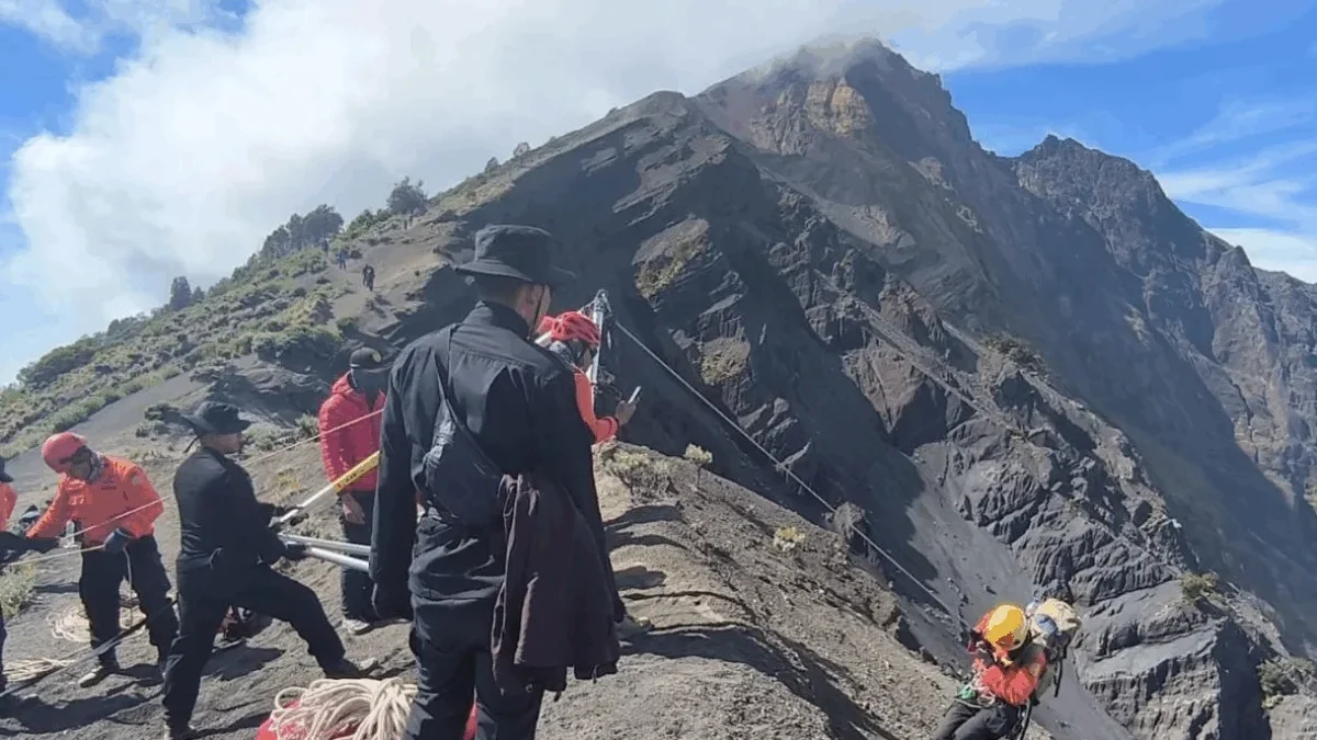 Pendaki Asal Brasil yang Jatuh di Gunung Rinjani Berhasil Dievakuasi Tim Gabungan Tim SAR gabungan mengevakuasi pendaki asal Brasil JDSP (27) yang terjatuh di Gunung Rinjani. (foto/ANTARA)