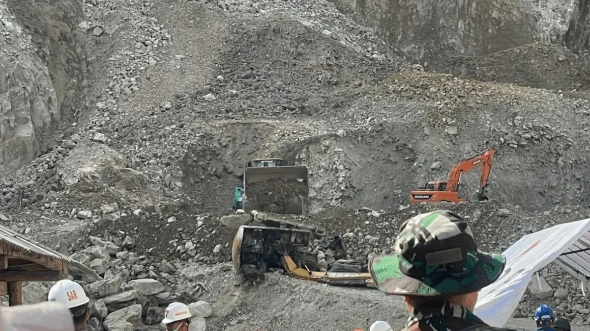 Tewaskan 19 Orang, Setoran PAD dari Tambang Gunung Kuda Minim Petugas gabungan saat melakukan proses evakuasi korban longsor di area tambang Gunung Kuda Cirebon, Jawa Barat, pada awal Juni 2025. (foto/ANTARA)