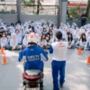 Edukasi berkendara aman melalui kampanye #Cari_Aman yang disampaikan langsung oleh instruktur safety riding dari DAM di PCX School Day Out di SMA Pasundan 2 Bandung.