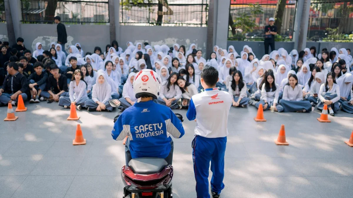 Edukasi berkendara aman melalui kampanye #Cari_Aman yang disampaikan langsung oleh instruktur safety riding dari DAM di PCX School Day Out di SMA Pasundan 2 Bandung.