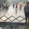 Petugas PU saat Merenovasi Jembatan Depan Kantor Wali Kota Cimahi (Mong)