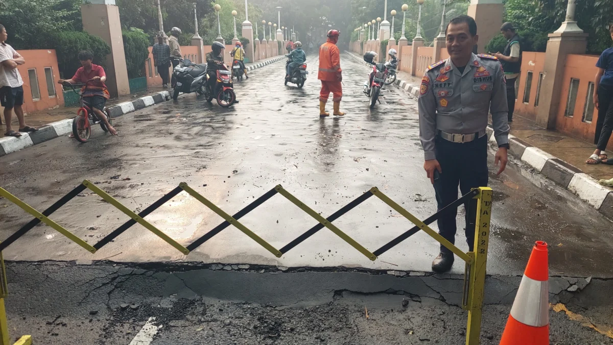 Petugas PU saat Merenovasi Jembatan Depan Kantor Wali Kota Cimahi (Mong)