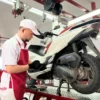 ILUSTRASI melakukan perawatan dan pemeriksaan sepeda motor secara rutin.