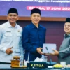 Wali Kota Bogor, Dedie A. Rachim didampingi wakilnya, Jenal Mutaqin bersama Ketua DPRD Kota Bogor, Adityawarman Adil mensahkan Raperda PT BPR Bank Kota Bogor. (Yudha Prananda / Istimewa)