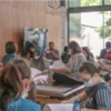 Banyak orang mengalami kehampaan batin meski memiliki pekerjaan tetap, hubungan sosial, dan rutinitas yang stabil. Perasaan hampa ini sering kali menjadi sinyal bahwa tubuh dan jiwa sedang tidak seimbang.