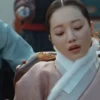Kondisi Ratu saat terkena sabetan pedang di dama The Haunted Palace.