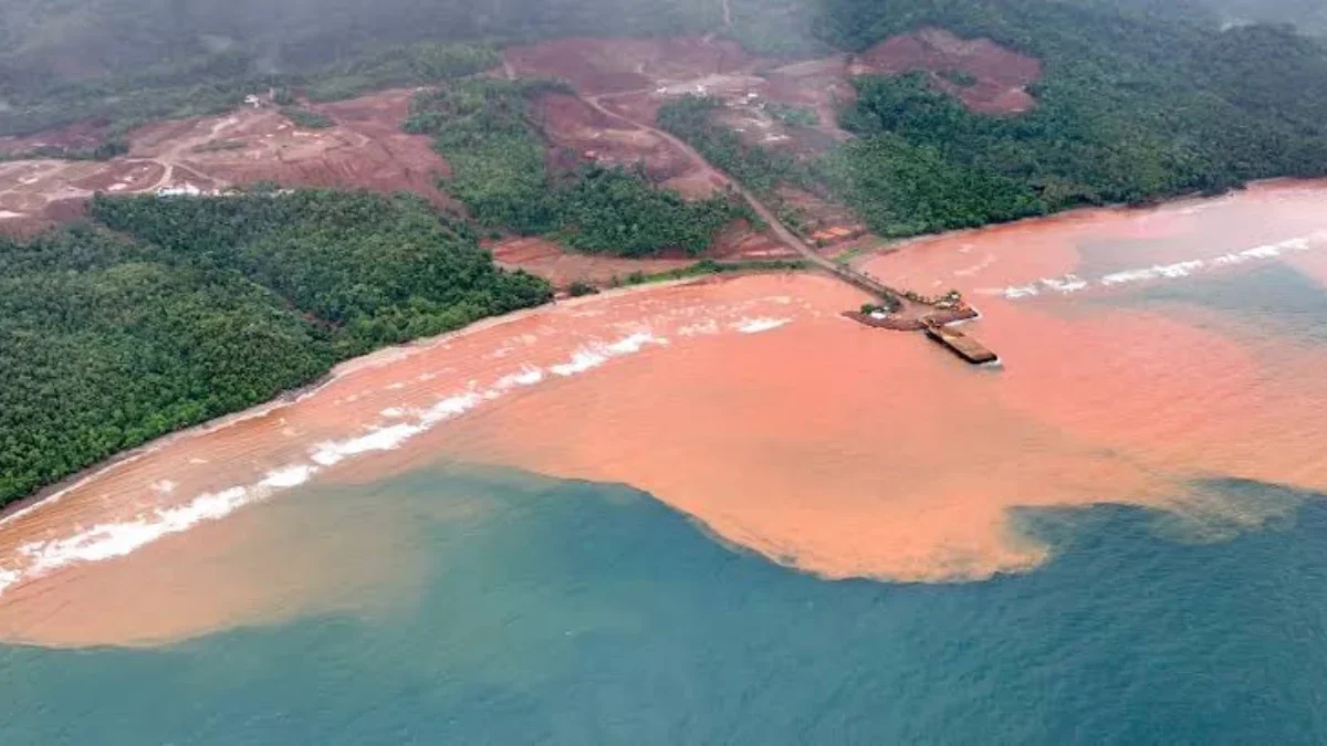 Salah satu efek aktivitas pertambangan di kepulauan Raja Ampat. (Dok. X.com)