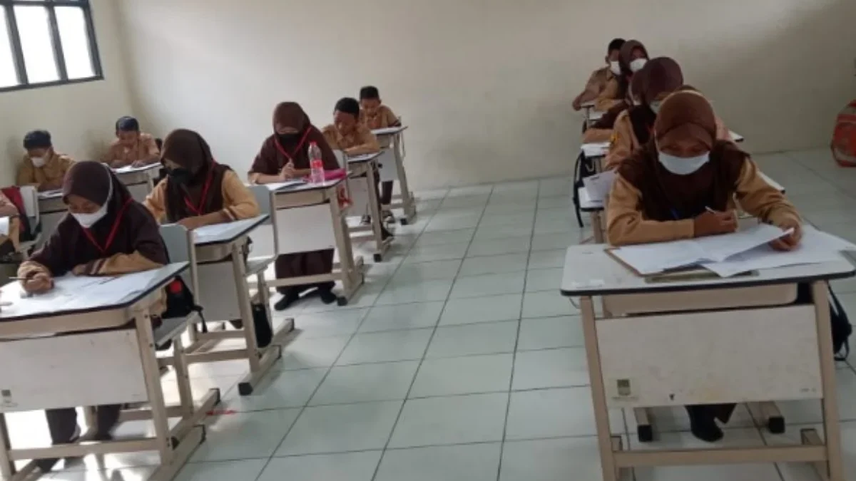 ILUSTRASI mengerjakan soal tes terstandar daerah.