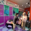Salah satu pengunjung sedang mengunjungi Booth Honda kolaborasi unik Scoopy x Paddy, yang menampilkan motor Honda Scoopy dengan sentuhan desain dari brand fashion lokal Paddy.
