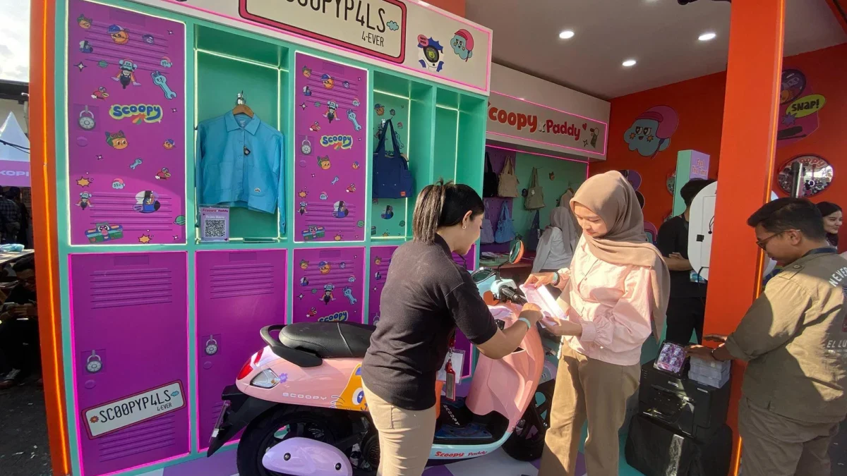 Salah satu pengunjung sedang mengunjungi Booth Honda kolaborasi unik Scoopy x Paddy, yang menampilkan motor Honda Scoopy dengan sentuhan desain dari brand fashion lokal Paddy.