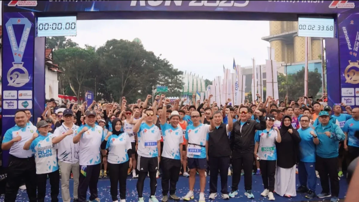 Kapolresta Bandung, Kombes Pol Aldi Subartono beserta Forkopimda dan Masyarakat saat Lomba Lari dalam memepringati HUT Bhayangkara ke-79 tahun 2025.