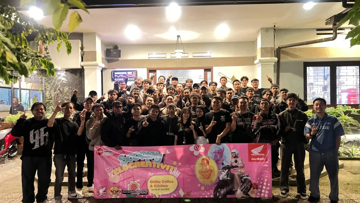 Suasana kemeriahan Booth Honda kolaborasi unik Scoopy x Paddy, yang menampilkan motor Honda Scoopy dengan sentuhan desain dari brand fashion lokal Paddy.