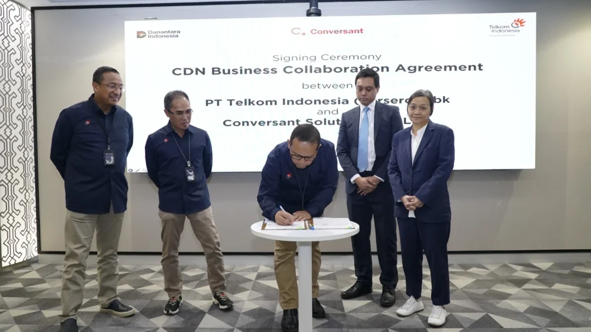Direktur Network Telkom Nanang Hendarno saat memberikan sambutan pada acara penandatanganan perjanjian kerja sama penyediaan layanan Content Delivery Network as a Service (CDN as a Service/CaaS) di Indonesia antara Telkom dan Conversant di Telkom Landmark Tower, Jakarta, pada senin (23/6).