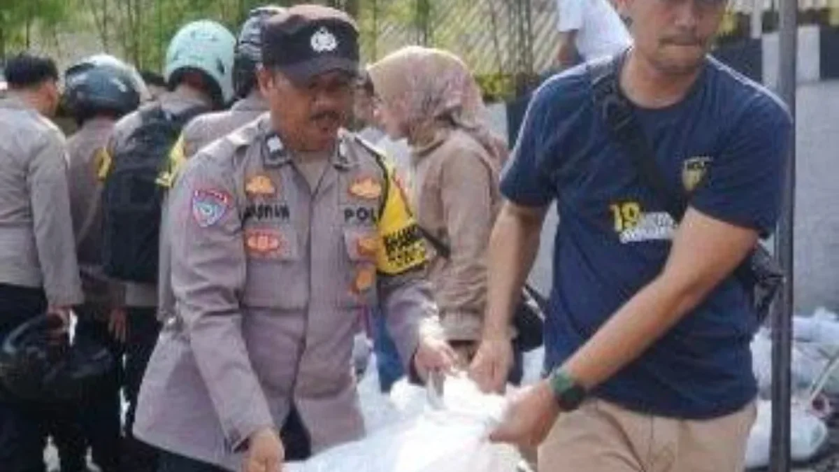 Polresta Bandung Salurkan 1.600 Paket Daging Kurban Langsung Ke Warga Polresta Bandung Salurkan 1.600 Paket Daging Kurban Langsung Ke Warga