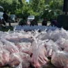 Panitia sedang mengemas daging kurban bantuan untuk masyarakat dari Presiden Prabowo untuk dibagikan ke masyarakat, di halaman Setda Kota Banjar, Jumat (6/6/2025). (Cecep Herdi/Jabar Ekspres)