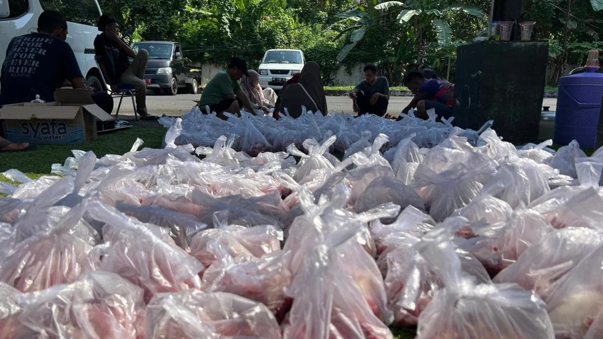 Idul Adha 1446 H: Sapi Kurban Presiden Prabowo Disalurkan ke 650 Penerima di Banjar Panitia sedang mengemas daging kurban bantuan untuk masyarakat dari Presiden Prabowo untuk dibagikan ke masyarakat, di halaman Setda Kota Banjar, Jumat (6/6/2025). (Cecep Herdi/Jabar Ekspres)