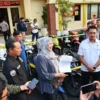 Kepala Satreskrim Polresta Bogor Kota, AKP Aji Riznaldi Nugroho (Kanan) bersama jajaran saat mengekspose puluhan sepeda motor hasil pencurian, Rabu (11/6). (Yudha Prananda / Jabar Ekspres)