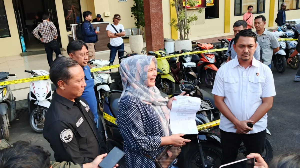 Kepala Satreskrim Polresta Bogor Kota, AKP Aji Riznaldi Nugroho (Kanan) bersama jajaran saat mengekspose puluhan sepeda motor hasil pencurian, Rabu (11/6). (Yudha Prananda / Jabar Ekspres)
